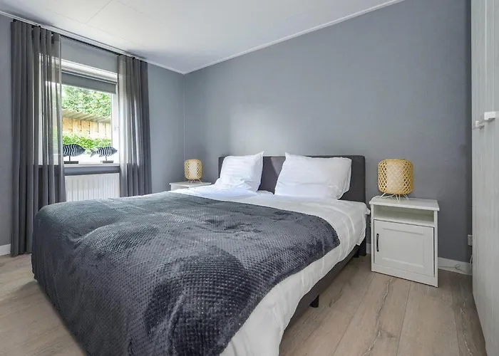 Awesome Home In Kerkdriel With Kitchen